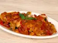 Pollo alla romana succulento, con peperoni rossi e gialli, in un sugo ricco.