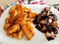 Straccetti di pollo al forno dorati e croccanti, serviti con radicchio stufato. Un piatto semplice e gustoso.