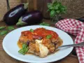 Un invitante pasticcio di melanzane, ricco e filante, pronto per essere gustato.