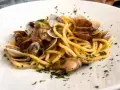 Spaghetti con lupini di mare freschi, un piatto che profuma di mare e di tradizione.