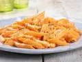 Penne cremose con salsa rosa, una delle migliori idee primi piatti per un pranzo veloce e gustoso.