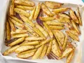 Patate al forno dorate e croccanti, condite con erbe aromatiche. Una ricetta con patate perfetta per ogni occasione.