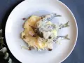 Sarde in saor su un letto di polenta, con cipolle caramellate e uvetta. Un classico veneto.