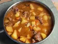 Un invitante spezzatino di manzo con patate e carote in un ricco sugo, pronto per essere gustato.
