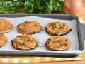 Sei fette di cipolle al forno, dorate e gratinate, pronte per essere gustate.