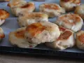 Polpette di pollo dorate e gustose, appena sfornate, con formaggio fuso che cola.