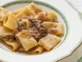 Paccheri alla genovese, un piatto ricco e saporito, con pasta fresca e un sugo di cipolle caramellate e carne.