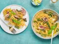 Spaghetti con calamari e asparagi, un piatto colorato e saporito, pronto per essere gustato.