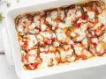 Melanzane grigliate al forno, uno strato invitante di verdure e formaggio fuso, pronto per essere gustato.
