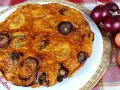 Frittata di pane dorata con cipolle rosse, uova e ingredienti freschi.