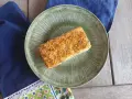 Delizioso merluzzo in friggitrice ad aria, croccante e dorato, servito su un piatto verde.