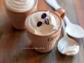 Deliziosa crema caffè in tazzina, guarnita con chicchi di caffè. Perfetta per una pausa golosa.
