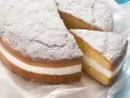 Torta Paradiso: soffice pan di Spagna farcito con crema, spolverata di zucchero a velo. Una delizia da provare con questa ricetta.