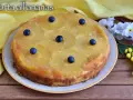 Deliziosa torta rovesciata all'ananas, con fette di ananas caramellate e mirtilli freschi, pronta per essere gustata.