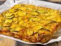 Una gustosa frittata di zucchine, dorata e invitante, pronta per essere servita.