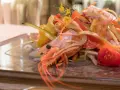 Gambero rosa su letto di verdure fresche, un'elegante catalana di crostacei.