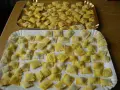 Tanti ravioli ricotta e spinaci fatti in casa, pronti per essere cucinati.