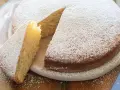 Torta soffice e profumata, cosparsa di zucchero a velo. Un delizioso dolce senza uova, perfetto per ogni occasione.
