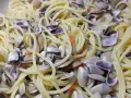 Spaghetti con profumate telline di mare, un classico piatto italiano che sa di estate e sole.