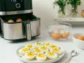 Uova sode in friggitrice ad aria pronte per essere gustate. Un modo semplice e veloce per preparare un piatto sano.