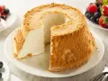 Torta soffice e leggera, un classico tra i dolci con albumi, servita con frutti di bosco freschi.
