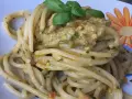 Un piatto invitante di pasta alla carlofortina, condita con un sugo cremoso e guarnita con basilico fresco.