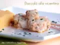 Piatto di baccalà alla vicentina cremoso e saporito, servito con una porzione di polenta morbida.