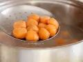 Gnocchi di zucca appena scolati, pronti per essere gustati.