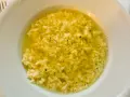 Stracciatella alla romana in una ciotola bianca, un piatto caldo e confortante con uova, parmigiano e prezzemolo.