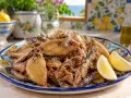 Un piatto colmo di frittura di paranza, dorata e croccante, guarnito con spicchi di limone. Un assaggio di mare in tavola.