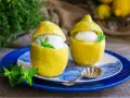 Due deliziosi sorbetti al limone serviti in veri limoni svuotati, guarniti con menta fresca. Un dessert rinfrescante e visivamente accattivante.