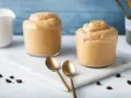 Crema di caffè come al bar con solo 3 ingredienti, servita in bicchieri con cucchiaini dorati.