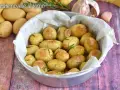 Patate novelle al forno dorate e profumate al rosmarino, pronte per essere gustate.