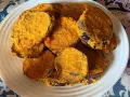 Fette di melanzane impanate e dorate, cotte nella friggitrice ad aria. Croccanti e gustose, perfette come contorno o antipasto.