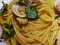 Spaghetti alle vongole surgelate, un piatto gustoso e veloce. Spaghetti conditi con vongole, prezzemolo e un filo d'olio.