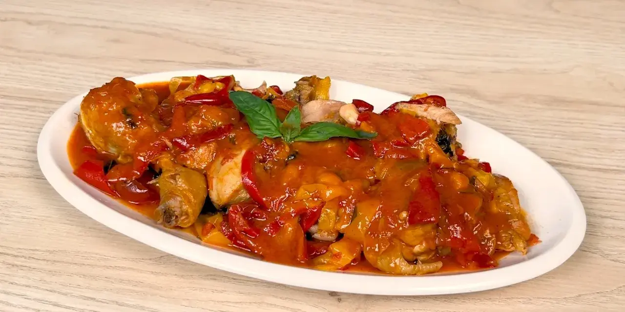 Pollo alla romana succulento, con peperoni rossi e gialli, in un sugo ricco.