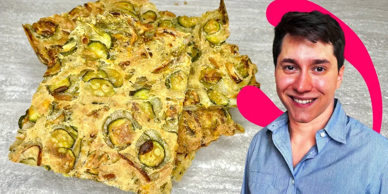 Fette dorate di scarpaccia di zucchine, croccanti e saporite, pronte per essere gustate.