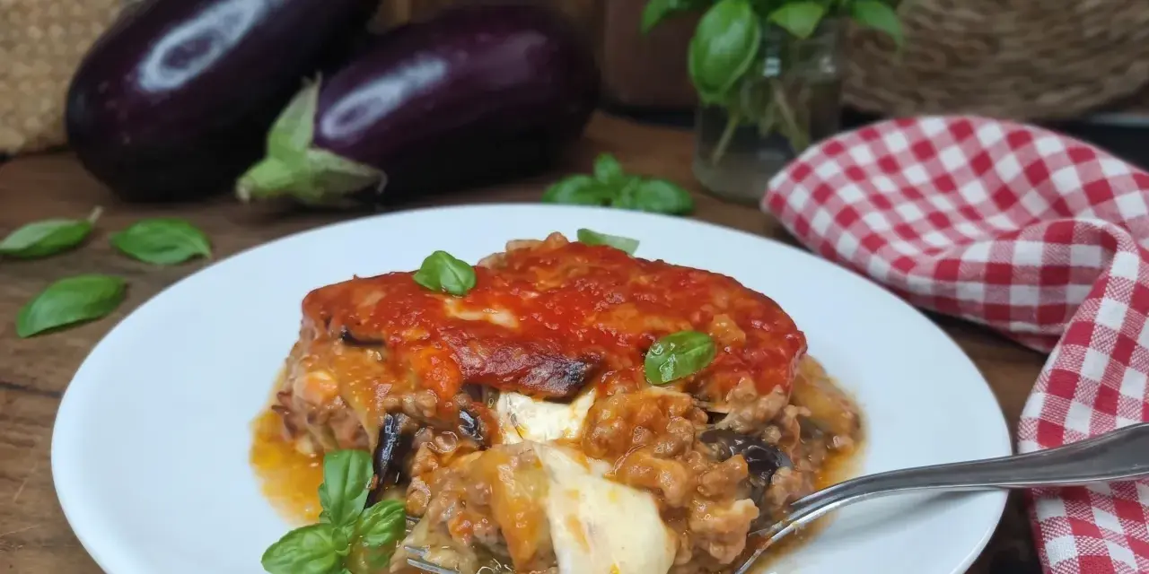 Un invitante pasticcio di melanzane, ricco e filante, pronto per essere gustato.