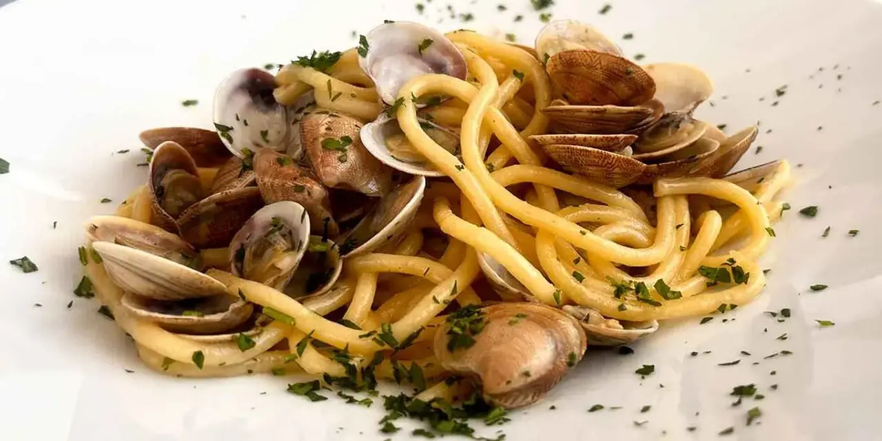 Spaghetti con lupini di mare freschi, un piatto che profuma di mare e di tradizione.