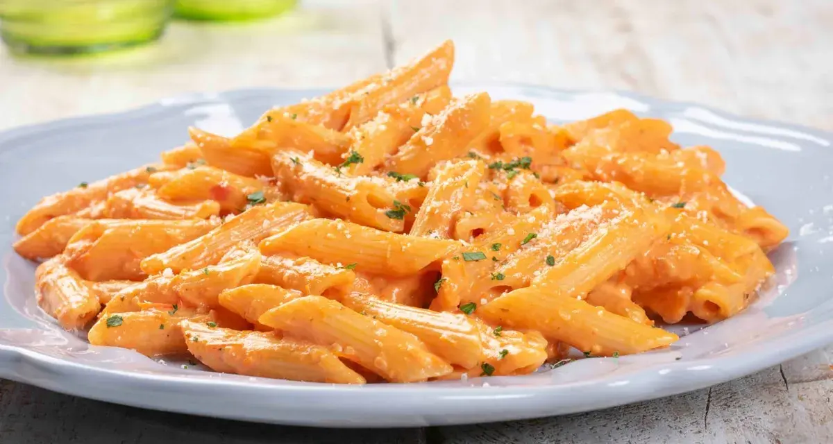 Penne cremose con salsa rosa, una delle migliori idee primi piatti per un pranzo veloce e gustoso.