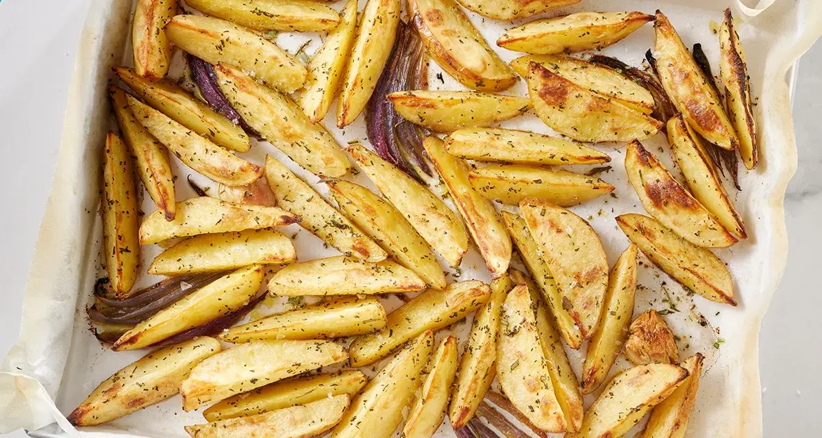 Patate al forno dorate e croccanti, condite con erbe aromatiche. Una ricetta con patate perfetta per ogni occasione.
