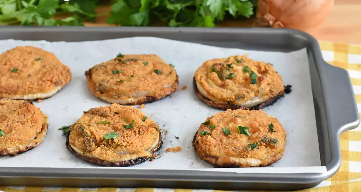 Sei fette di cipolle al forno, dorate e gratinate, pronte per essere gustate.