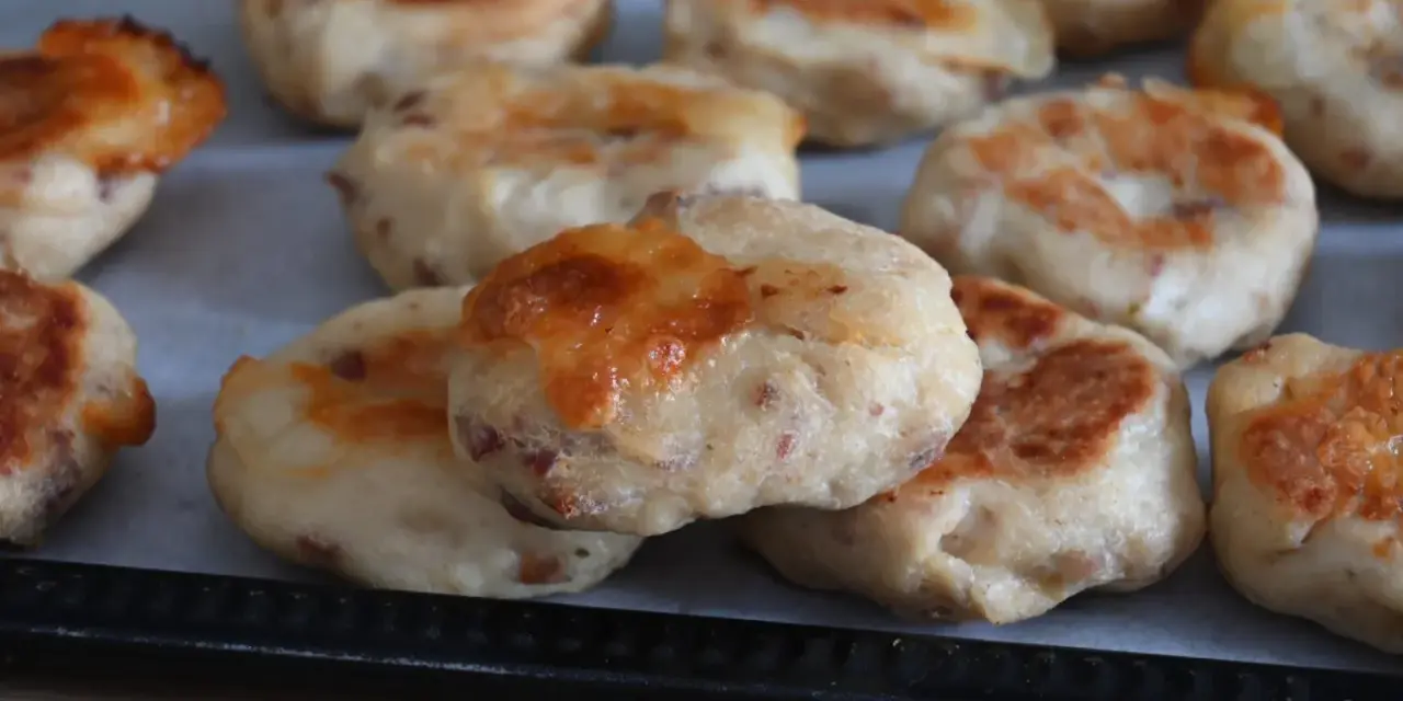 Polpette di pollo dorate e gustose, appena sfornate, con formaggio fuso che cola.