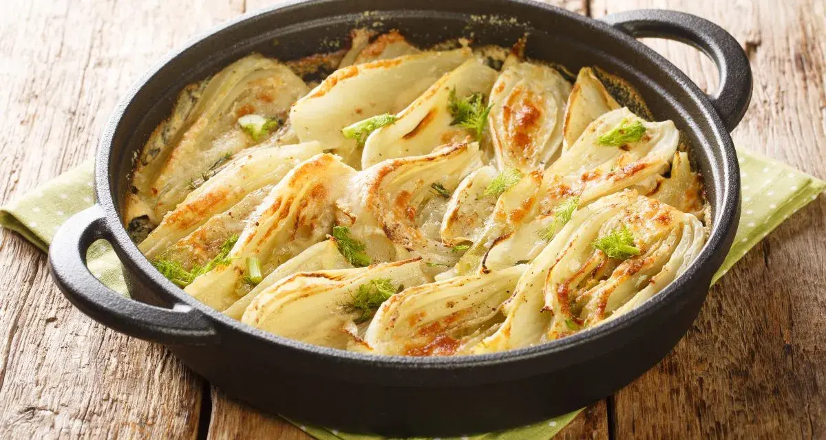 Finoçchi in padella con pangrattato, dorati e profumati, pronti per essere gustati.