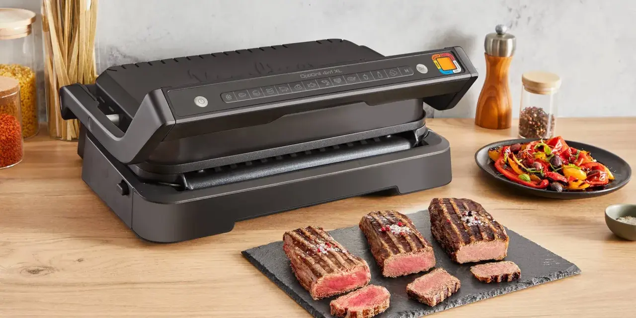 Grigliata di carne perfetta con la piastra OptiGrill. Succulenti bistecche e verdure colorate, pronte per essere gustate.