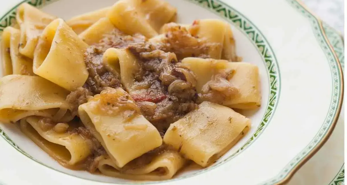 Paccheri alla genovese, un piatto ricco e saporito, con pasta fresca e un sugo di cipolle caramellate e carne.