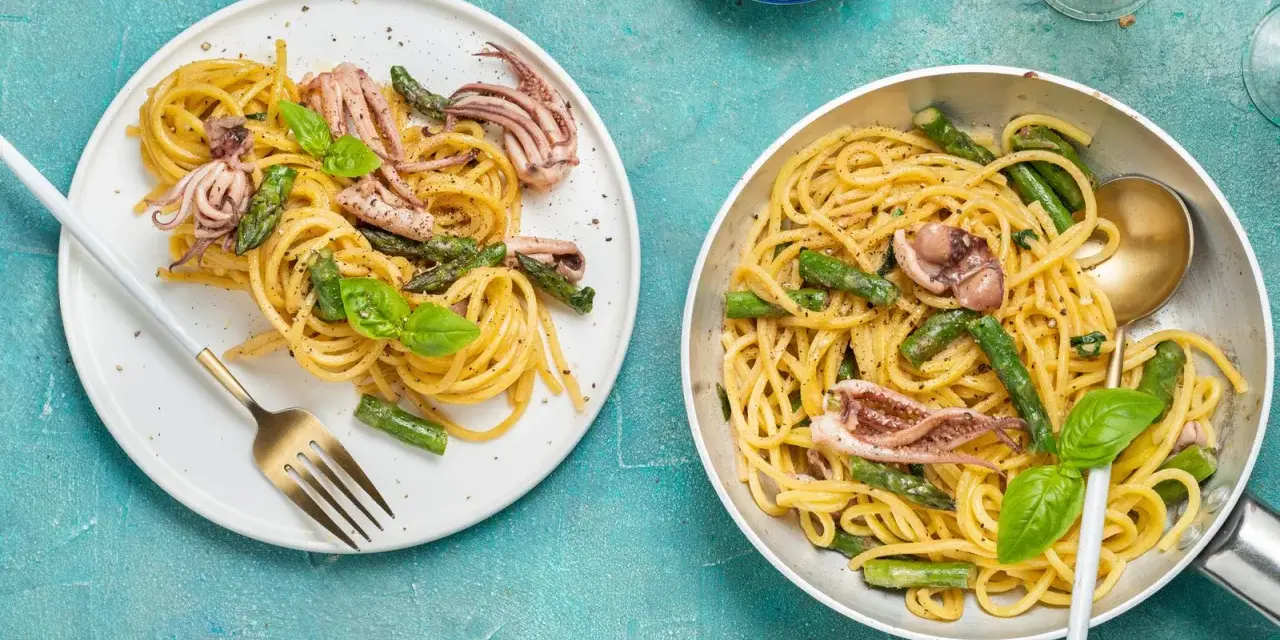 Spaghetti con calamari e asparagi, un piatto colorato e saporito, pronto per essere gustato.