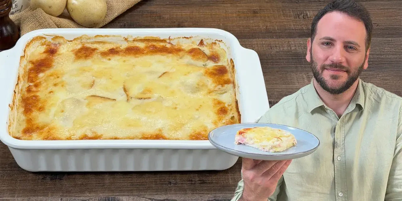 Una teglia fumante di parmigiana di patate, dorata e invitante, con una porzione servita su un piatto.