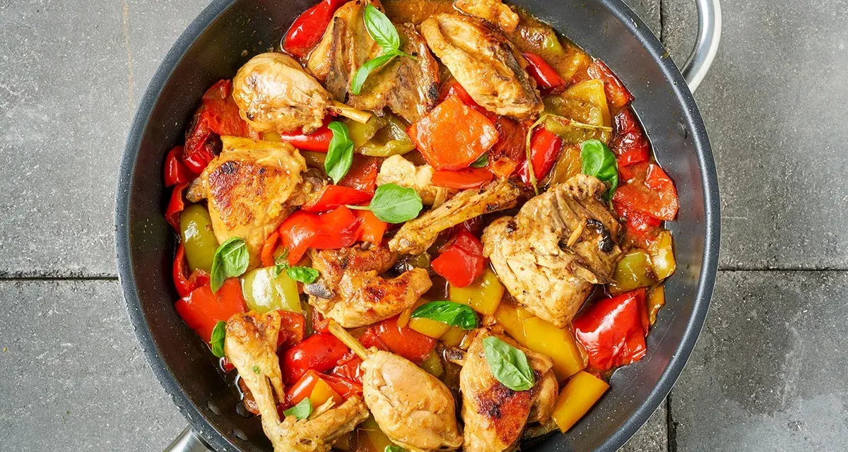 Straccetti di pollo con peperoni rossi e gialli, cotti in padella con basilico fresco.