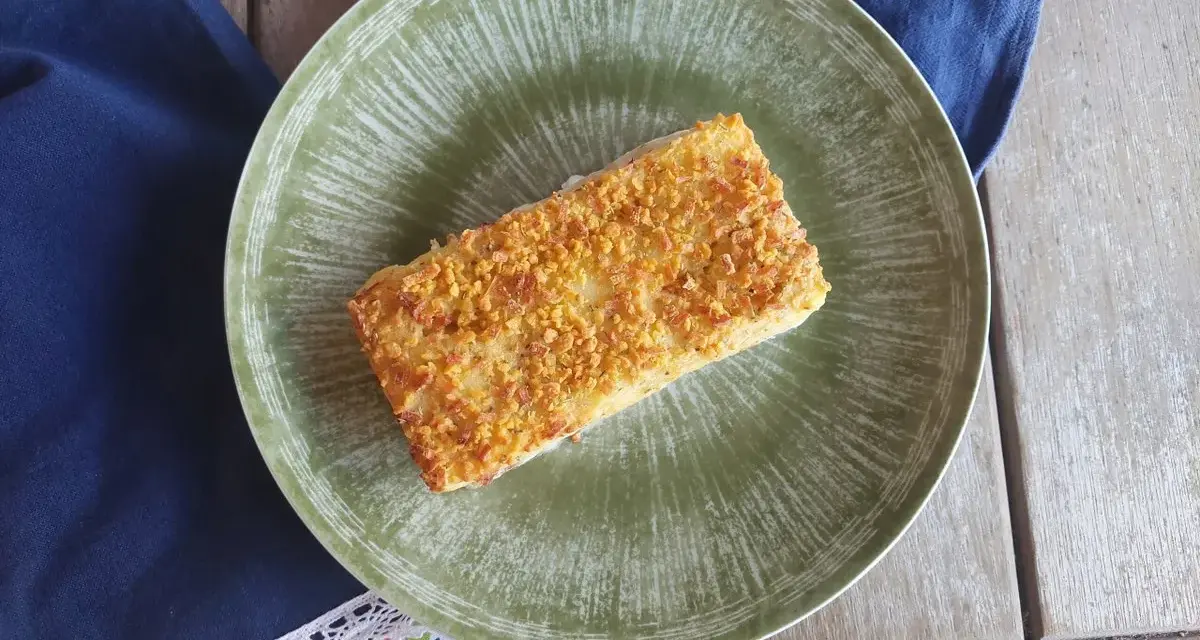 Delizioso merluzzo in friggitrice ad aria, croccante e dorato, servito su un piatto verde.